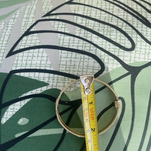 Elegant Gold-Tone Bracelet - Picture 13 of 17